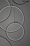 Czarna lampa wisząca Circulo Six LED z sześcioma okręgami, podwieszona na cienkich linkach. Okręgi oświetlone są jasnym światłem LED, tworząc nowoczesny efekt. Kąt ujęcia z góry, na szarym tle.