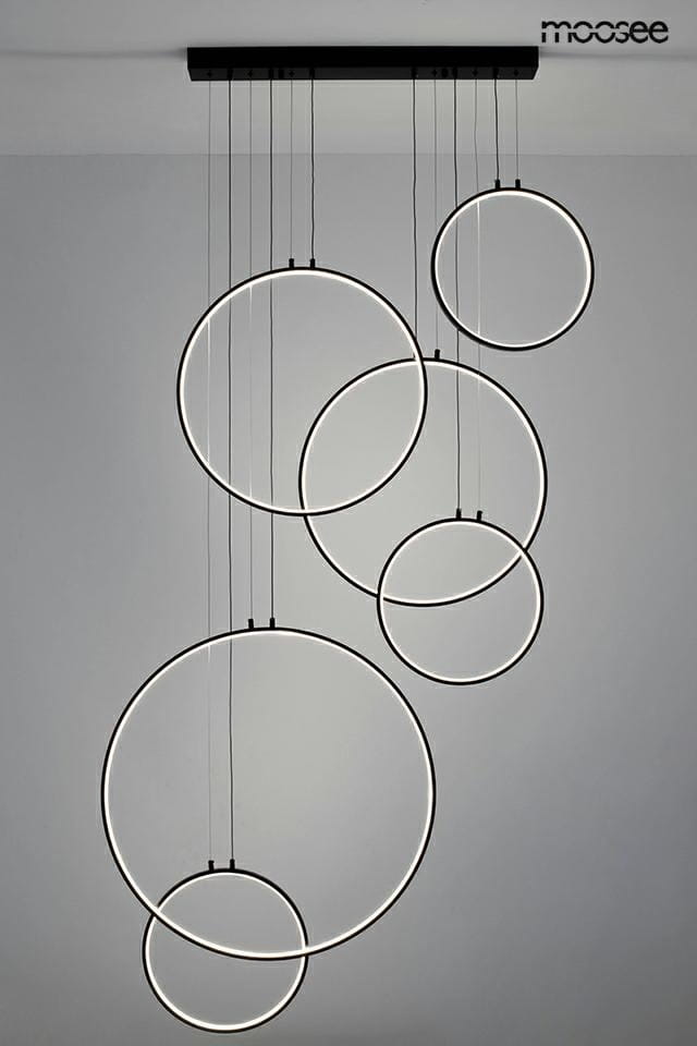 Czarna lampa wisząca Circulo Six LED z sześcioma okrągłymi kloszami w różnych rozmiarach, zawieszona na cienkich linkach, z minimalistycznym designem. Ujęcie z przodu, na jednolitym tle.