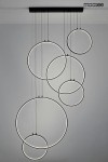Czarna lampa wisząca Circulo Six LED z sześcioma okrągłymi kloszami w różnych rozmiarach, zawieszona na cienkich linkach, z minimalistycznym designem. Ujęcie z przodu, na jednolitym tle.