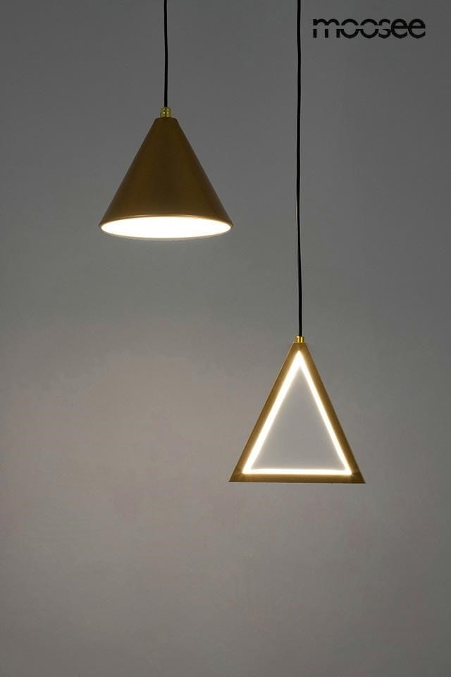 Lampa wisząca Acustica 2-punktowa w kształcie stożka i trójkąta, wykonana w złotym kolorze. Stożek z białym wnętrzem, trójkąt z podświetleniem LED. Zawieszona na czarnych kabelkach, na jednolitym tle.
