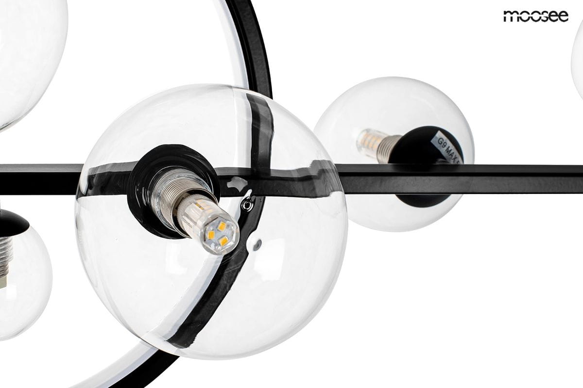 Czarna lampa wisząca Alure Line 120 LED z 11 punktami świetlnymi, z przezroczystymi kloszami w kształcie kul, z widocznymi źródłami światła G9. Produkt zawieszony w pozycji poziomej, na białym tle.