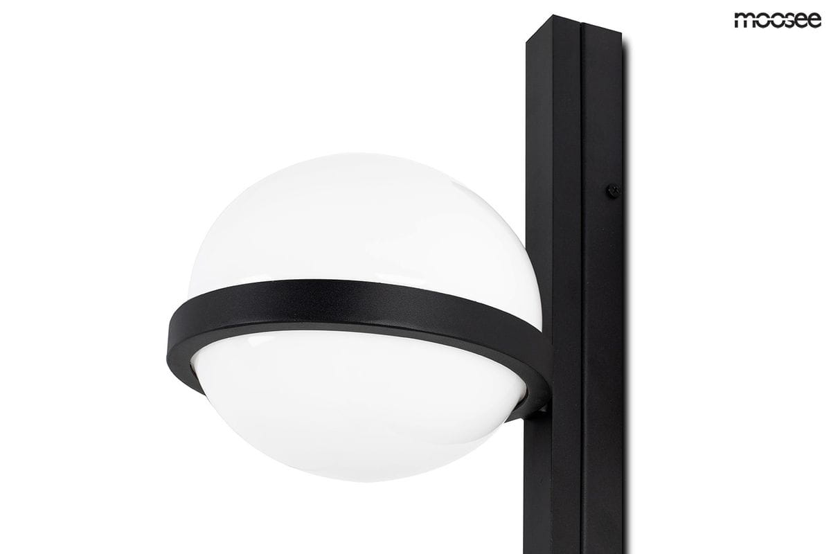 Czarny kinkiet LED 1-punktowy Plant Wall z okrągłą, białą kloszową lampą, umieszczony na prostokątnej, czarnej podstawie. Lampa ma minimalistyczny design, z metalowym obręczem wokół klosza. Widok z boku, na jednolitym tle.