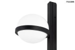 Czarny kinkiet LED 1-punktowy Plant Wall z okrągłą, białą kloszową lampą, umieszczony na prostokątnej, czarnej podstawie. Lampa ma minimalistyczny design, z metalowym obręczem wokół klosza. Widok z boku, na jednolitym tle.