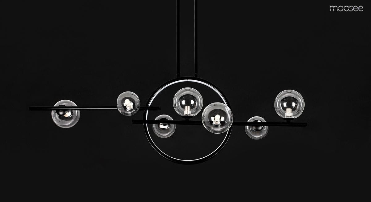 Lampa wisząca Alure Line Twin 90 LED z 8 punktami świetlnymi. Czarna, minimalistyczna konstrukcja z okrągłym elementem i przezroczystymi kloszami, umieszczona poziomo na dwóch czarnych prętach. Tło ciemne, kontrastujące z lampą.