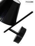 Kinkiet Mago 1-punktowy w kolorze czarnym, z cylindryczną osłoną lampy oraz prostokątnym mocowaniem. Ujęcie z boku, pokazujące elegancki design i minimalistyczną formę. Widoczny napis moosee w górnym rogu.
