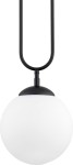 Czarna lampa wisząca Vavil D200 z jednym punktem świetlnym, z metalowym elementem mocującym oraz okrągłym, białym kloszem w kształcie kuli. Ujęcie frontalne, wisząca, na jednolitym tle.