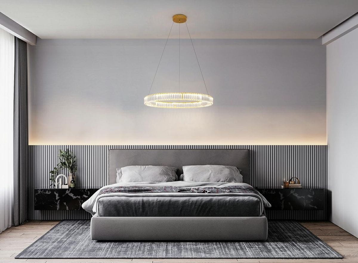 Lampa wisząca Liberty 40 LED, złota, okrągła, zawieszona na cienkich linkach. Wnętrze lampy wykończone przezroczystymi elementami, emitującymi ciepłe światło. Ujęcie frontalne, w eleganckiej aranżacji sypialni z łóżkiem i minimalistycznymi meblami.