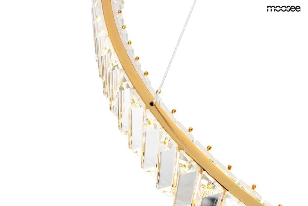 Złota lampa wisząca Liberty 40 LED, 1-punktowa, z okrągłym, metalowym korpusem oraz przezroczystymi kryształkami ułożonymi wzdłuż krawędzi. Lampa zawieszona na cienkim przewodzie, z widocznymi detalami wykończenia.