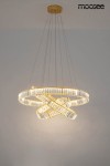 Złota lampa wisząca Liberty Triples LED z trzema punktami świetlnymi. Okrągła konstrukcja z przezroczystymi elementami, zawieszona na cienkich linkach. Lampa ma nowoczesny design, idealna do wnętrz. Tło jasne, jednolite.