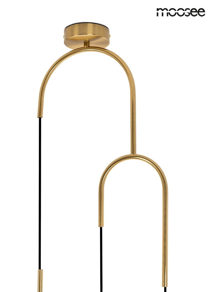 Złota lampa wisząca 1-punktowa o minimalistycznym designie, z metalowym stelażem w kształcie łuku. Utrzymana w kolorze złotym, z czarnymi przewodami. Ujęcie frontalne, montowana sufitowo, idealna do nowoczesnych wnętrz.