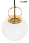 Lampa wisząca Lift 1-punktowa w złotym wykończeniu z okrągłą, białą szklaną kulą. Ujęcie frontalne, pokazujące detale mocowania oraz elegancki design. Kabel w kolorze czarnym.