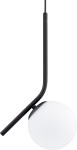 Lampa wisząca Liberty D150 w stylu minimalistycznym, czarna, z pojedynczym źródłem światła. Posiada okrągłą, białą klosz z matowego szkła oraz prostą, zakrzywioną metalową konstrukcję. Ujęcie z boku, zawieszona na cienkim przewodzie.