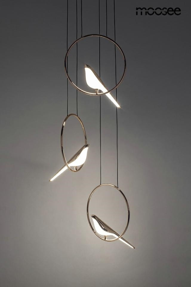 Lampa wisząca Bird Disc LED w kolorze czarnym i złotym, z trzema okrągłymi kloszami. Każdy klosz zawiera stylizowaną figurkę ptaka. Produkt zawieszony na cienkich linkach, z minimalistycznym designem, prezentowany na jednolitym tle.