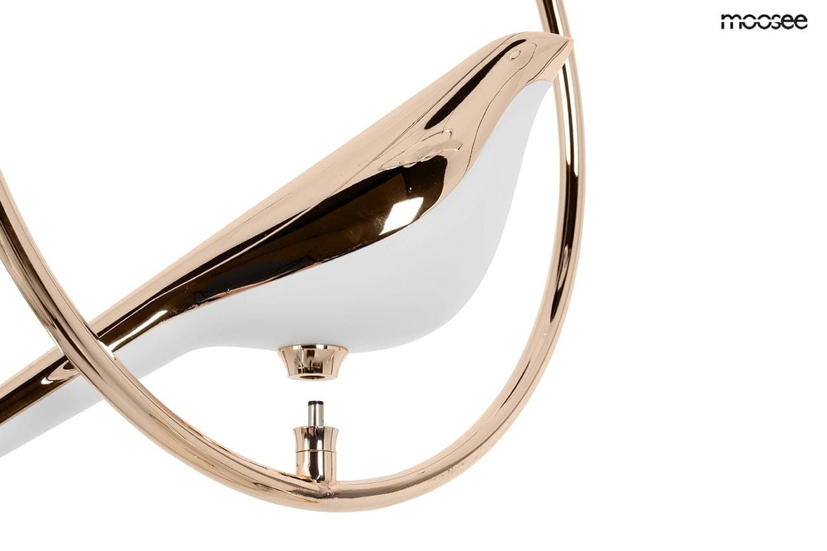 Lampa wisząca Bird Disc w kolorze czarnym i złotym, z kształtem ptaka w białej obudowie. Widoczne elementy to złoty pierścień oraz mocowanie. Ujęcie z boku, eksponujące detal i unikalny design.