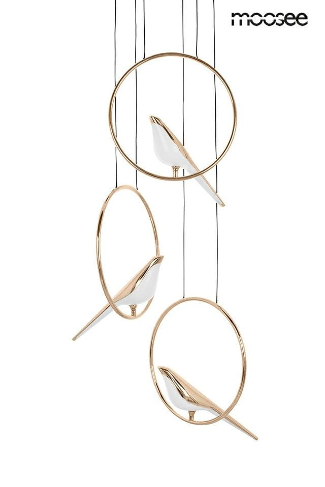 Lampa wisząca Bird Disc LED 3-punktowa w kolorze czarnym i złotym. Składa się z trzech okrągłych pierścieni z białymi ptakami wewnątrz, zawieszonych na cienkich linkach. Idealna do nowoczesnych wnętrz.