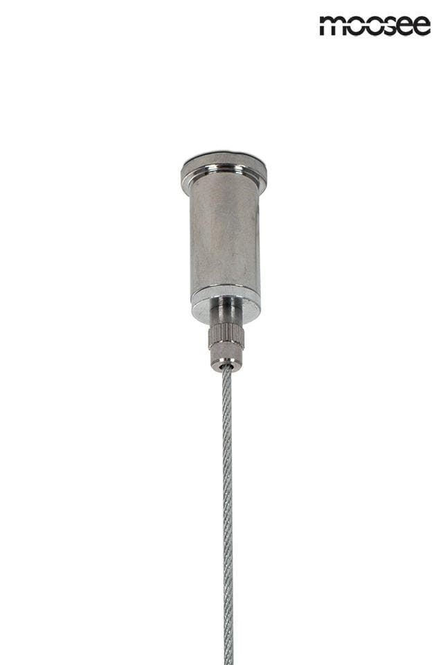 Czarna lampa wisząca LED 2-punktowa z metalowym mocowaniem. Wisi na cienkim, stalowym przewodzie, z okrągłym, błyszczącym elementem mocującym. Prosta forma, idealna do nowoczesnych wnętrz. Tło białe, co podkreśla produkt.