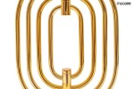 Lampa stołowa Bottega 2-punktowa w kolorze złotym i czarnym. Wyróżnia się nowoczesnym, geometrycznym kształtem i błyszczącą metalową konstrukcją. Ujęcie z przodu, ukazujące detale połączeń i elegancką formę.