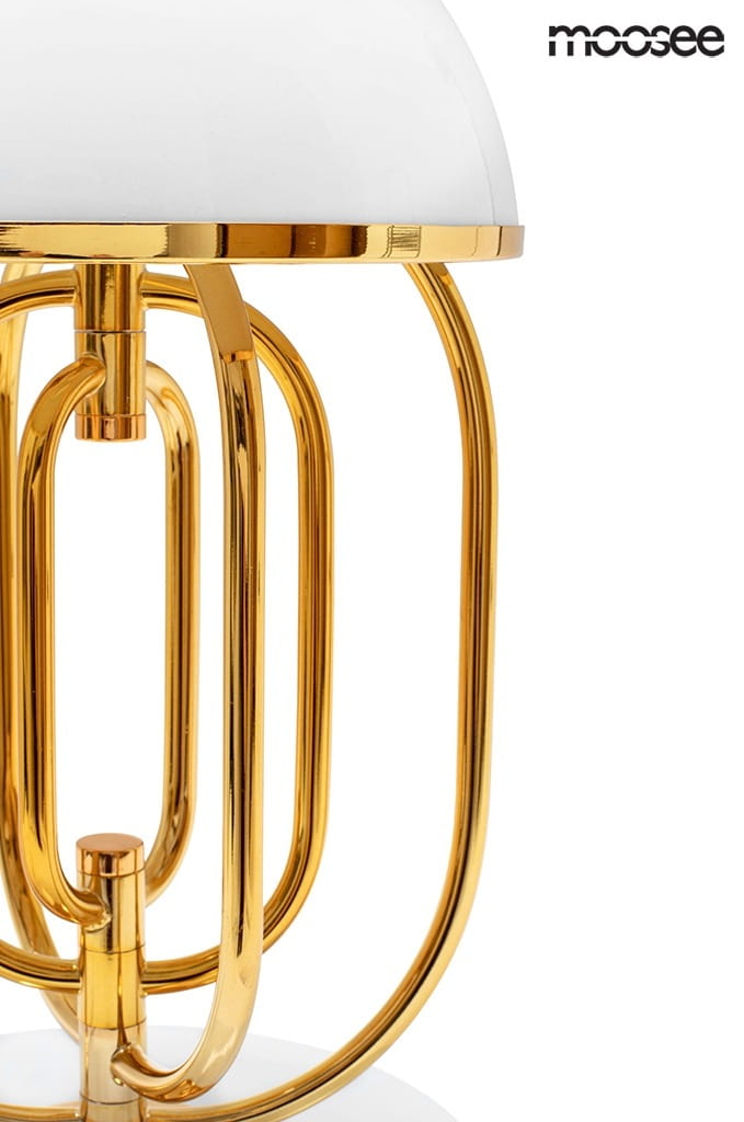 Lampa stołowa Bottega 2-punktowa w kolorze złotym i białym. Metalowa konstrukcja z zaokrąglonym kloszem, widoczne gładkie, złote elementy oraz biały, matowy abażur. Ujęcie z boku, pokazujące detale i kształt lampy.