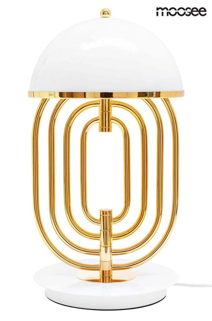 Lampa stołowa Bottega 2-punktowa w kolorze złotym i białym. Posiada okrągłą podstawę, metalową konstrukcję z falistymi złotymi rurkami oraz biały klosz w formie półkuli. Ujęcie frontalne, produkt stoi na płaskiej powierzchni.