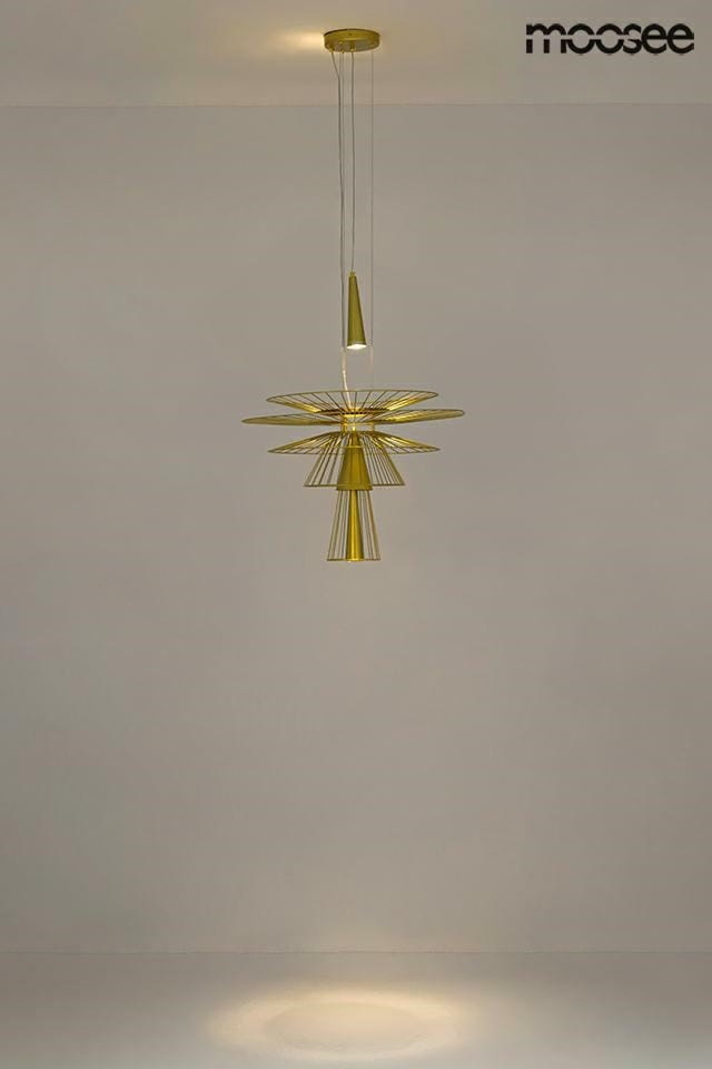 Lampa wisząca Sesto 2-punktowa w kolorze złotym, o nowoczesnym, geometrycznym kształcie. Zawieszona na cienkim przewodzie, składa się z kilku koncentrycznych elementów. Tło proste, jasne, co podkreśla elegancję lampy.