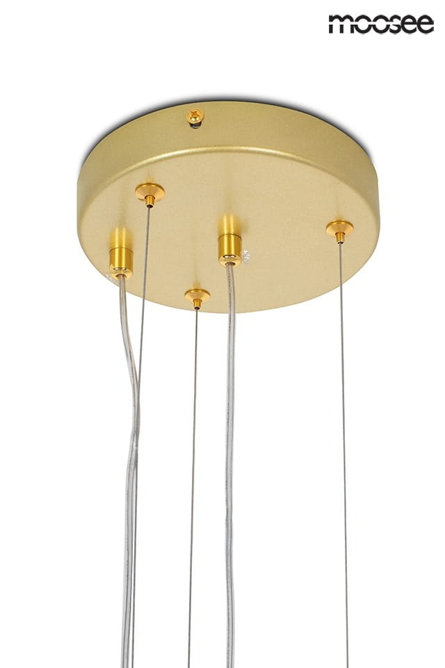 Lampa wisząca Sesto, 2-punktowa, z okrągłym złotym stropem. Posiada dwa metalowe uchwyty w kolorze złotym oraz przezroczyste przewody. Kąt ujęcia z góry, ukazujący szczegóły montażu i konstrukcji lampy.