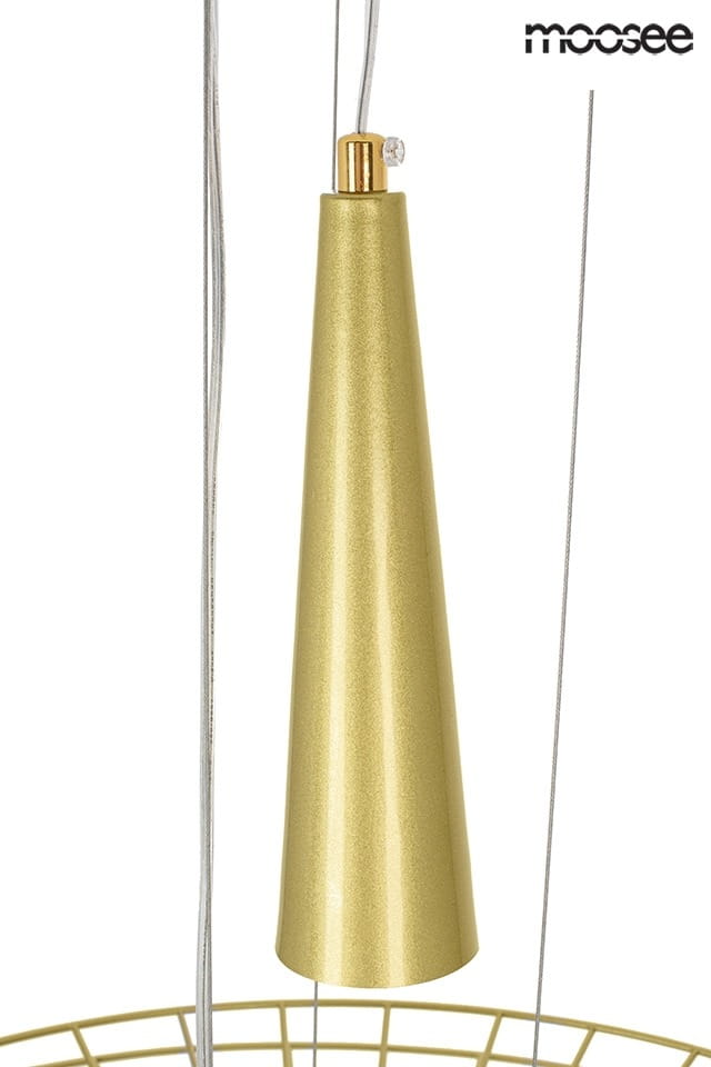 Lampa wisząca Sesto, 2-punktowa, w kolorze złotym. Posiada stożkowaty kształt z matową powierzchnią i metalowym wykończeniem. Zawieszona na cienkich, przezroczystych linkach, widoczna część lampy z detalem mocowania.