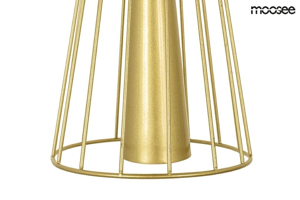Lampa wisząca Sesto 2-punktowa w kolorze złotym, z metalową klatką o teksturowanej powierzchni. Ujęcie z dołu, ukazujące stożkowaty korpus oraz otwarty design, który pozwala na widoczność źródła światła.