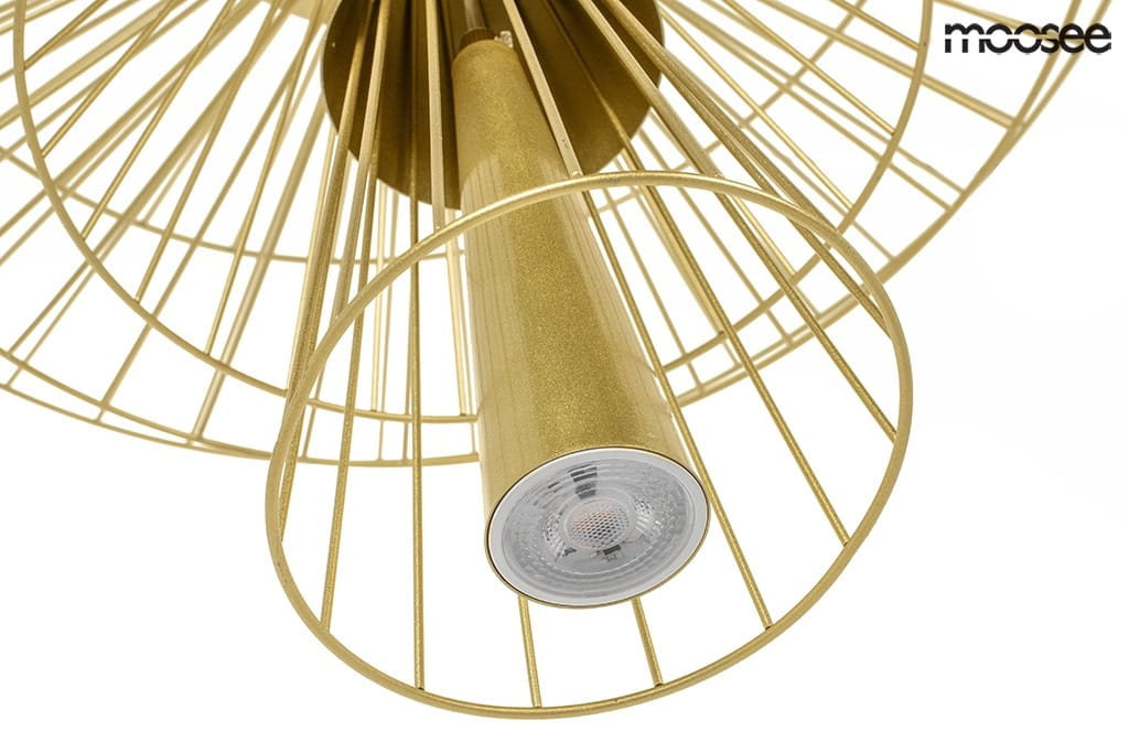 Lampa wisząca Sesto 2-punktowa w kolorze złotym, z metalową konstrukcją w formie siatki. Widoczny jeden z punktów świetlnych z przezroczystym kloszem. Ujęcie z dołu, ukazujące kształt i detal wykończenia.