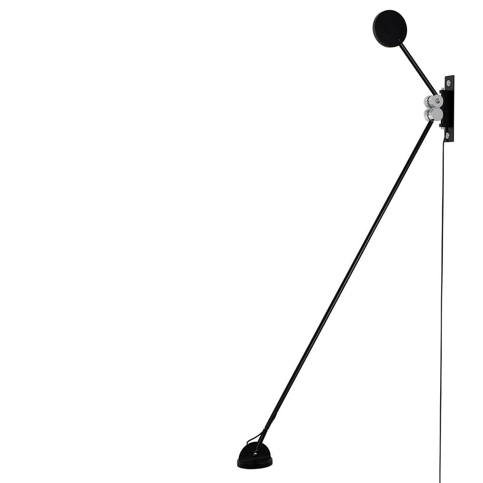 Czarny kinkiet LED 1-punktowy Gear z asymetrycznym ramieniem. Lampa wisząca o prostym, nowoczesnym designie, z okrągłą głowicą i metalową podstawą. Ujęcie z boku, zamontowana na ścianie, z widocznym przewodem.