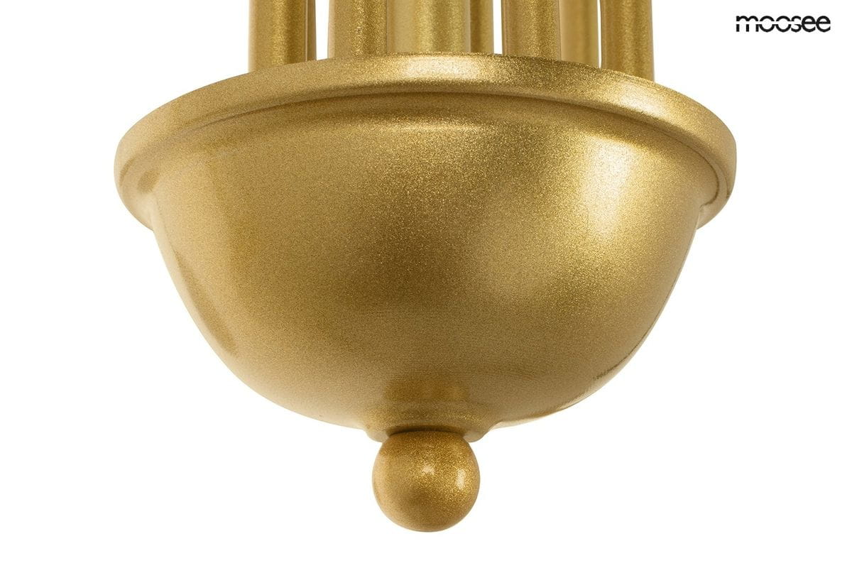 Złota lampa wisząca Neri, 6-punktowa, z okrągłą podstawą. Widoczny detal w formie błyszczącej, metalicznej powłoki oraz kulistej końcówki. Produkt prezentowany z perspektywy zbliżenia na dolną część lampy.