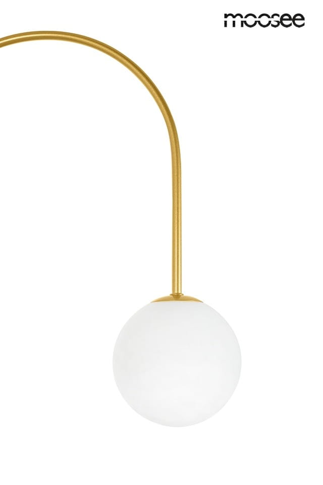 Lampa wisząca Neri 6-punktowa w kolorze złotym z okrągłymi, białymi kloszami. Produkt zawieszony na cienkim, złotym ramieniu, które delikatnie zakrzywia się w dół. Elegancki design pasujący do nowoczesnych wnętrz.