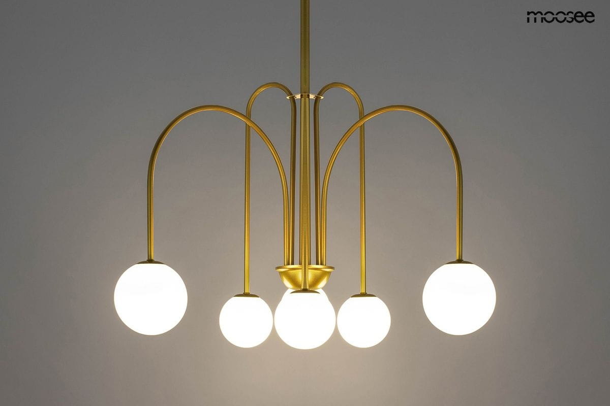 Złota lampa wisząca Neri z sześcioma okrągłymi kloszami z białego szkła, umieszczonymi na łukowatych ramionach. Produkt widoczny z przodu, z eleganckim wykończeniem i minimalistycznym designem, zawieszony na prostym łańcuchu.