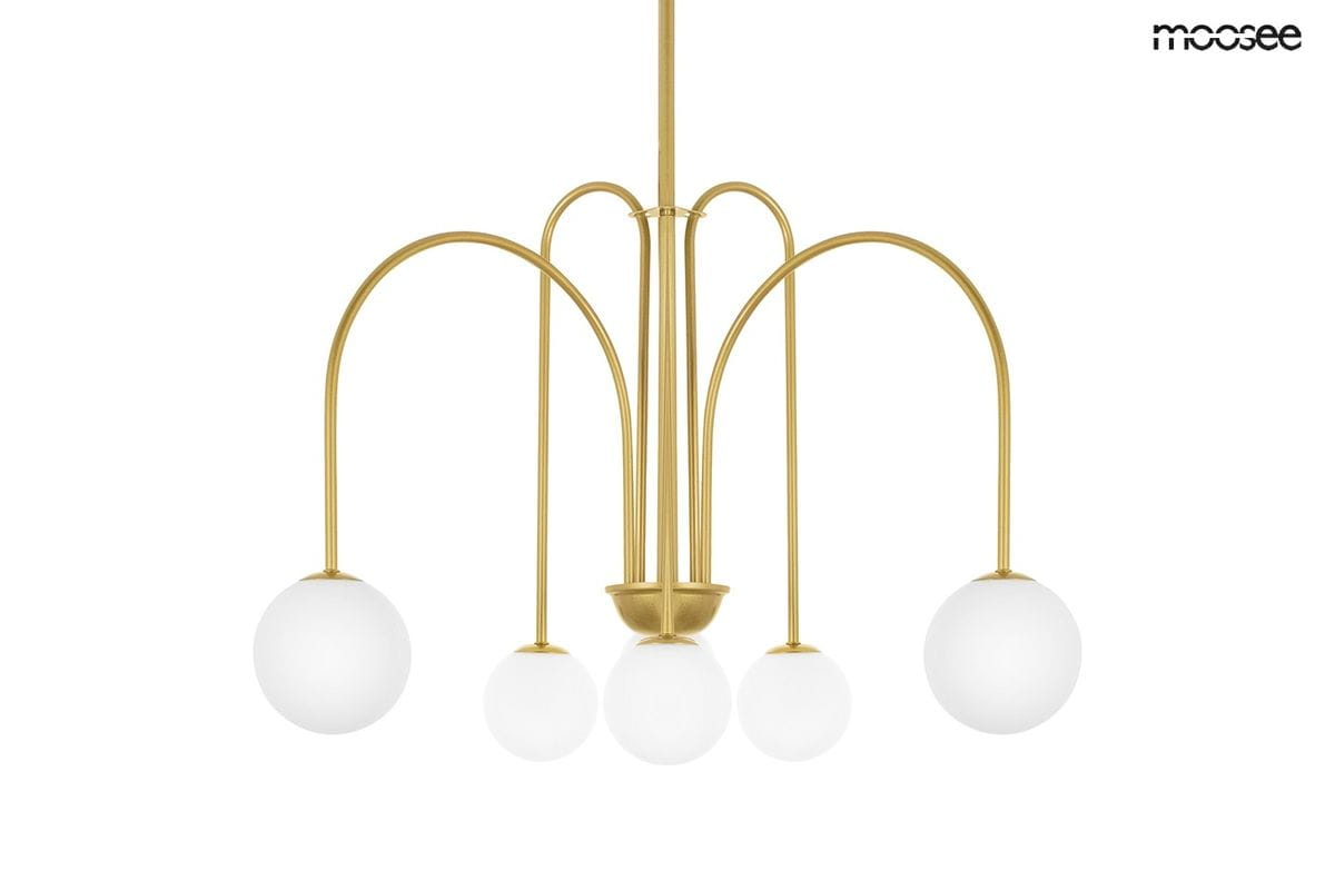 Lampa wisząca Neri 6-punktowa w kolorze złotym z pięcioma okrągłymi, białymi kloszami. Produkt w formie symetrycznej konstrukcji z delikatnymi łukami, zawieszony na cienkim łańcuchu, prezentujący nowoczesny design.
