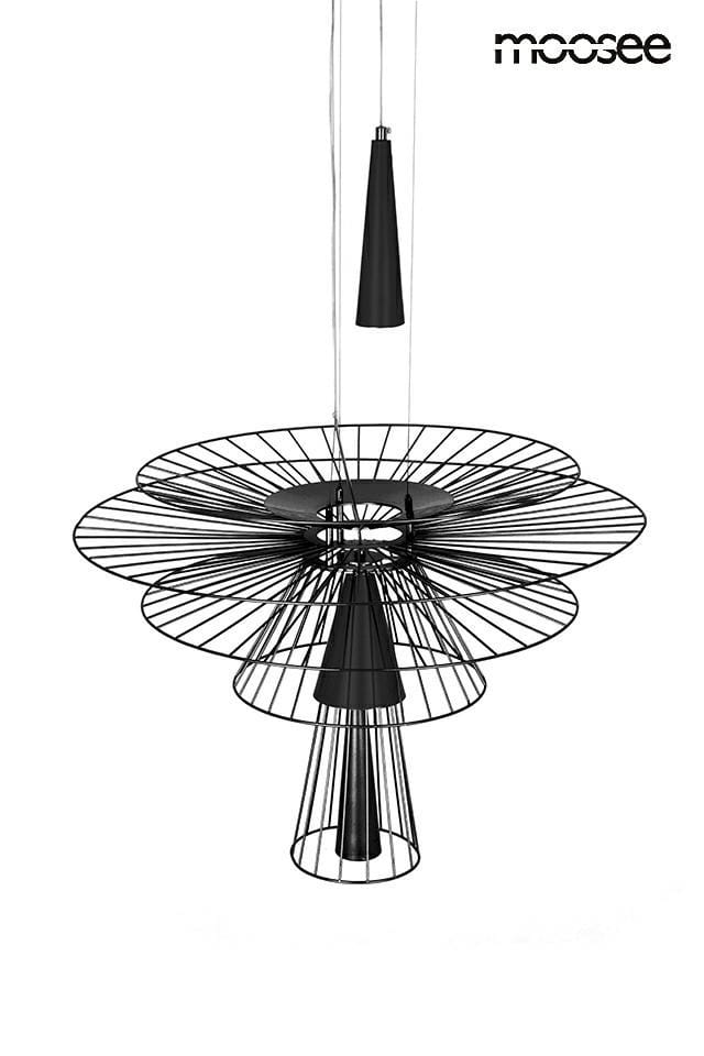 Czarna lampa wisząca Sesto z dwoma punktami świetlnymi, o nowoczesnym designie. Składa się z metalowej konstrukcji w formie siatki złożonej z kilku poziomych elementów oraz stożkowatych kloszy. Zawieszona na cienkich linkach, o minimalistycznym wyglądzie.