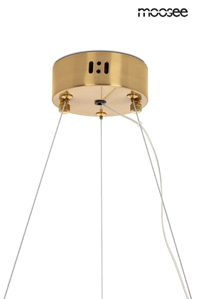 Lampa wisząca Florens 80 LED w kolorze złotym, montowana na suficie. Widoczny metalowy klosz oraz przewody zasilające. Kąt ujęcia z góry, pokazujący detale mocowania i wykończenia. Tło jednolite, co podkreśla elegancki design lampy.