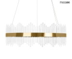 Lampa wisząca Florens 80 LED w złotym kolorze, z przezroczystymi, szklanymi prętami. Ujęcie z boku, ukazujące okrągłą, elegancką konstrukcję z metalowym obręczami. Idealna do nowoczesnych wnętrz, wisi na cienkich linkach.