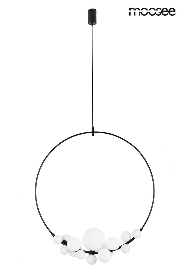 Czarna lampa wisząca Rocio z 14 punktami świetlnymi, umieszczona w okrągłej metalowej ramie. W dolnej części znajdują się białe, okrągłe klosze różnej wielkości. Produkt zawieszony na czarnym przewodzie, montowany sufitowo. Tło białe.