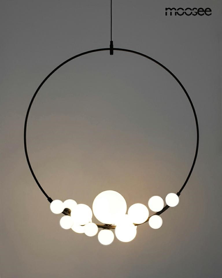 Czarna lampa wisząca Rocio z 14 punktami świetlnymi, o okrągłej konstrukcji. Na metalowym stelażu umieszczono białe, okrągłe klosze w różnej wielkości, tworzące nowoczesny efekt świetlny. Produkt zawieszony na cienkim przewodzie, na jednolitym tle.