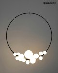 Czarna lampa wisząca Rocio z 14 punktami świetlnymi, o okrągłej konstrukcji. Na metalowym stelażu umieszczono białe, okrągłe klosze w różnej wielkości, tworzące nowoczesny efekt świetlny. Produkt zawieszony na cienkim przewodzie, na jednolitym tle.