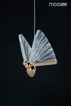 Lampa wisząca Butterfly M LED w kolorze złotym, z przezroczystymi skrzydłami przypominającymi motyla, zawieszona na cienkim przewodzie. Widoczna złota baza z kulistymi detalami. Tło czarne, podkreślające elegancki design.