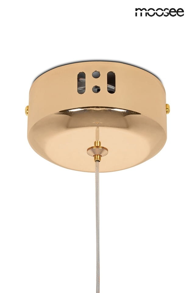 Lampa wisząca Butterfly M LED w kolorze złotym, 1-punktowa, z metalowym kloszem. Ujęcie z dołu, pokazujące gładką powierzchnię oraz elementy mocujące. Kabel zasilający widoczny poniżej klosza. Logo producenta moosee w górnej części obrazu.