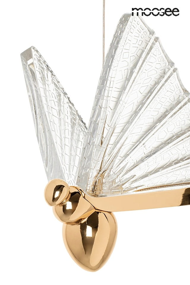 Lampa wisząca Butterfly M LED w kształcie motyla, złota baza z błyszczącego metalu, przezroczyste skrzydła z fakturą, zawieszona na cienkim przewodzie. Idealna do nowoczesnych aranżacji wnętrz.