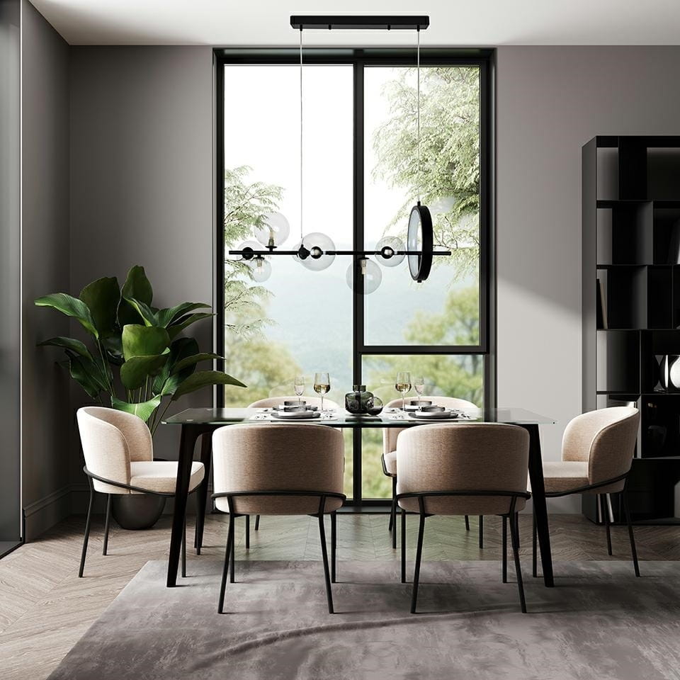 Lampa wisząca Alure Line Twin 90 LED w kolorze czarnym, z 8 punktami świetlnymi, zawieszona nad eleganckim stołem w jadalni. Otoczenie z rośliną oraz dużymi oknami, tworzącymi naturalne światło. Meble w neutralnych odcieniach.