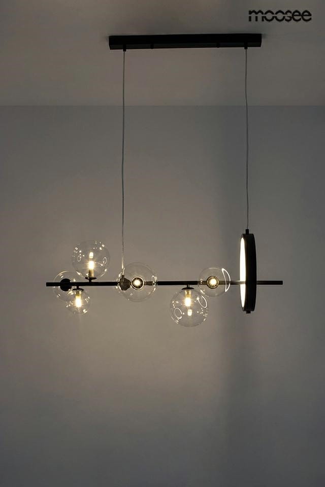 Lampa wisząca Alure Line Twin 90 LED, czarna, ośmiopunktowa. Posiada trzy przezroczyste klosze w kształcie kul, umieszczone na czarnym stelażu. Dodatkowo, z jednej strony znajduje się okrągły, płaski element. Zawieszona na cienkim przewodzie.