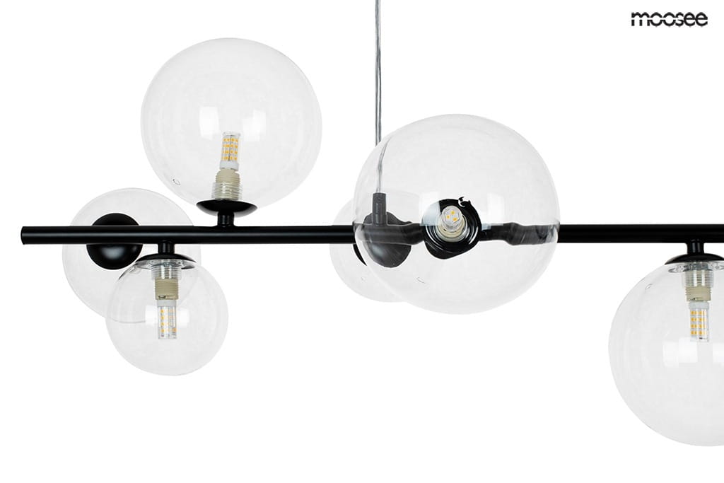 Czarna lampa wisząca Alure Line Twin 90 LED z 8 punktami świetlnymi. Konstrukcja z metalowego pręta z przezroczystymi kulami, w których znajdują się źródła światła G9. Elementy montażowe oraz dekoracyjne w minimalistycznym stylu.