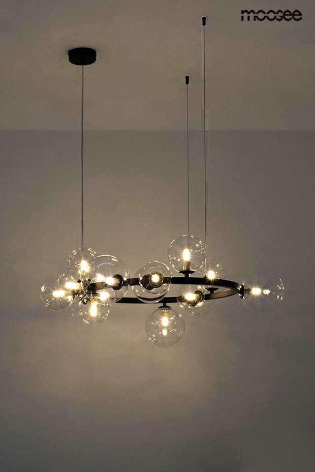 Lampa wisząca Alure Line 85, 15-punktowa, czarna, z przezroczystymi kloszami. Ujęcie z dołu, pokazujące elegancki design i rozproszone światło. Zawieszona na dwóch cienkich linkach, zamontowana do sufitu w ciemnym otoczeniu.