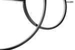 Czarna lampa wisząca Rage LED 3-punktowa, złożona z trzech okrągłych elementów. Lampa ma matowe wykończenie z czarnym ramieniem i białym źródłem światła. Widok z bliska pokazuje unikalny kształt i połączenia elementów. Tło jest jasne.