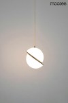 Lampa wisząca Globe 20 l z metalowym, złotym detalem i białym kloszem w kształcie półkuli, zawieszona na cienkim kablu. Ujęcie frontalne, na jednolitym tle, podkreślające nowoczesny design.