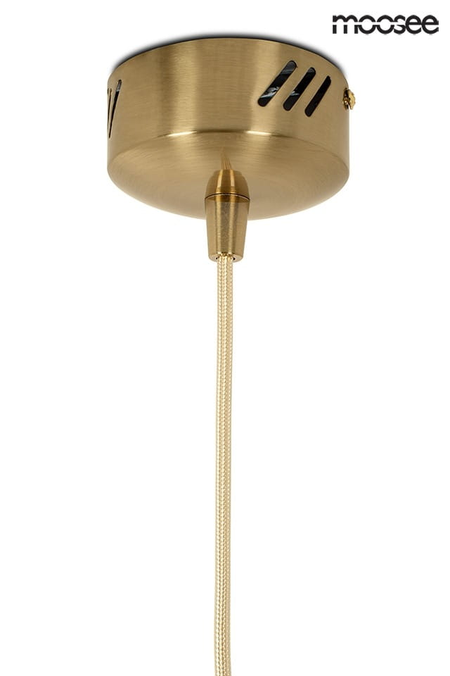 Lampa wisząca Globe 20, złota, z metalowym kloszem, montowana sufitowo, z tekstylnym przewodem w jasnym kolorze. Widoczna podstawka z wentylacją, w kształcie okrągłym.
