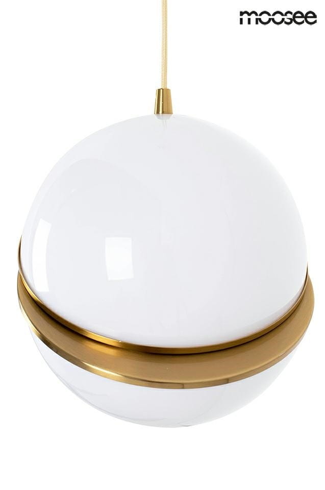 Lampa wisząca Globe 20 l, jednolita kula w kolorze białym z metalowym, złotym pierścieniem. Zawieszona na długim, złotym przewodzie. Prosty, nowoczesny design, idealna do różnych aranżacji wnętrz.